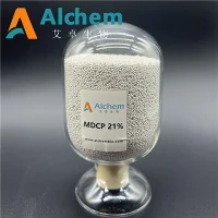 Comment le phosphate monocalcique interagit-il avec les vitamines dans l'alim...